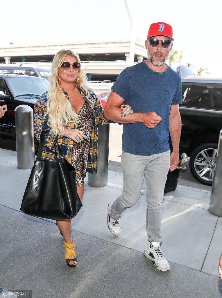 杰西卡豹纹裙露美胸“呼之欲出”   手挽丈夫幸福撒狗粮