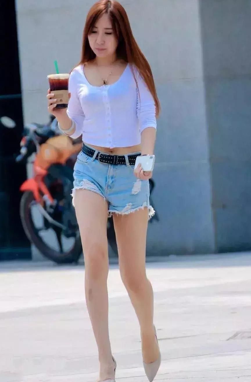 白色针织衫搭配齐臀短裤, 秀发飘扬热辣街头