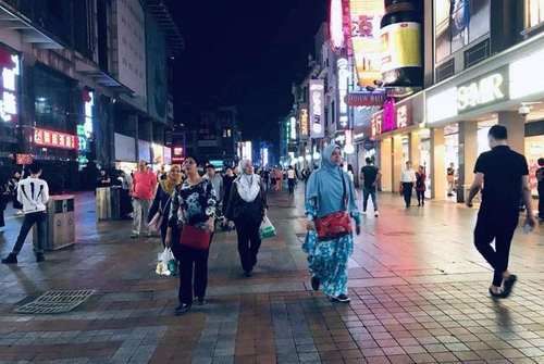 英国美女来到中国旅游,半夜出门吃“夜宵”,大呼,中国太安全了