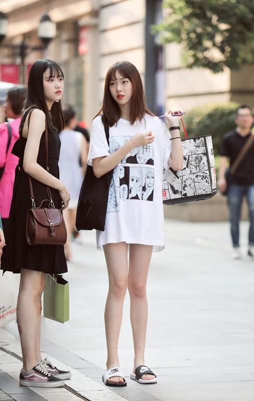 街拍 穿吊带连衣裙的小姐姐太辣眼，网友:最后的美女真辣到眼了