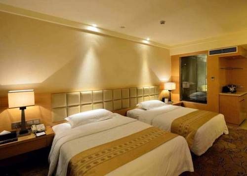 导游经常劝诫:进入酒店房间时,先打开手机摄像头这样做再开灯!