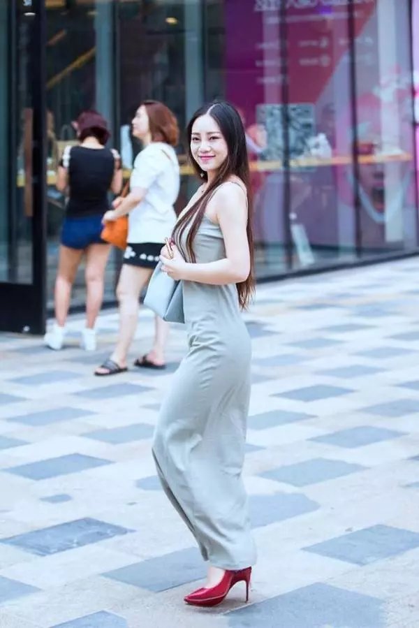 街拍:小姐姐蕾丝两件套组合、 勾勒出的身材凹凸曲线美!