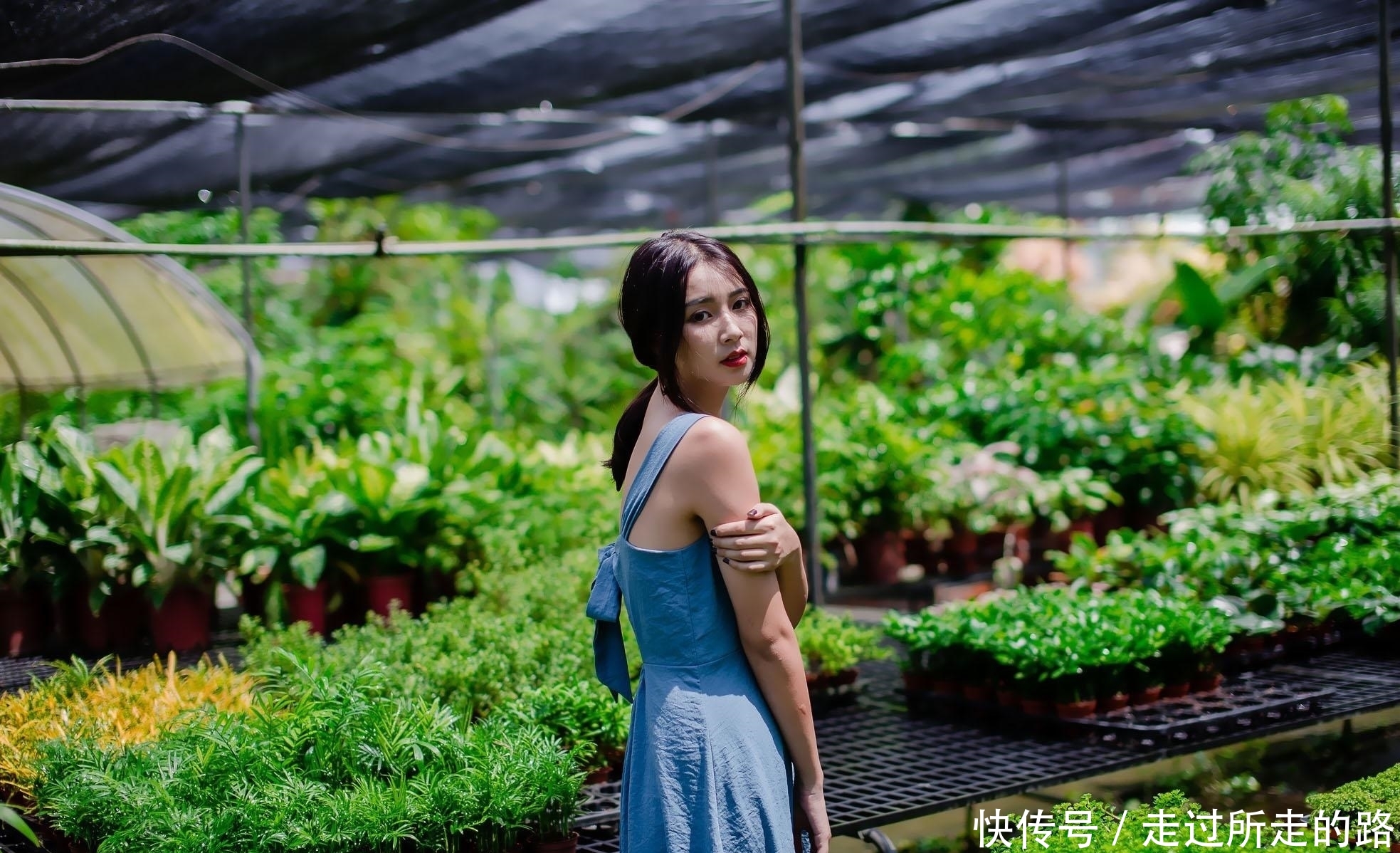  『写真』青春美少女蓝色吊带连衣裙时尚生活写真
