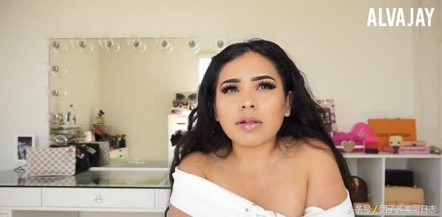 微胖女人这样穿紧身裙，丰满身材一览无遗，不仅时髦还特别有魅力