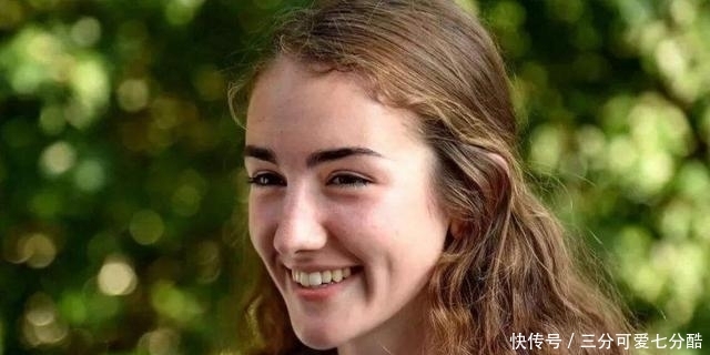 美国姑娘第一次来中国旅游，深夜看到一幕让她感慨，中国人真幸福