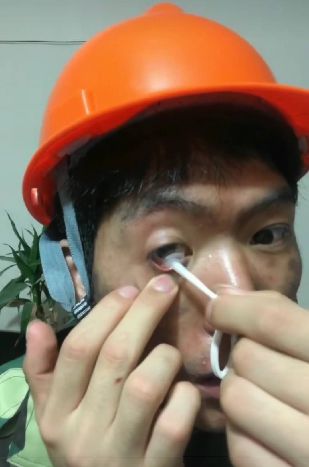 工地小伙自学化妆,化妆前后判若两人,网友:化妆后像鹿晗!