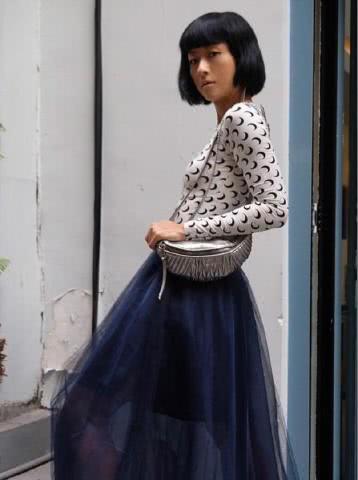 徐濠萦真会穿，T恤搭配半身裙像个高中生，网友：害怕鞋子飞出去