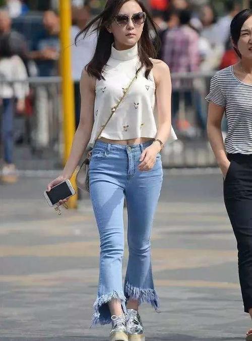 街拍: 那些性感动人的熟女，走路上真的是勾人心魂的风景线