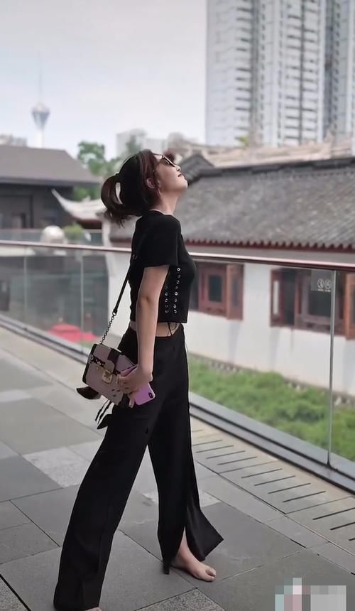 「美女」美女光脚走路,火了一条“越走越短”的长裤,穿上变时髦精