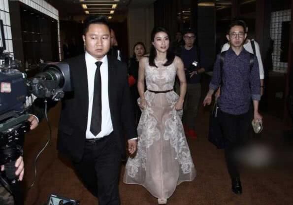 郭晶晶穿礼服出席活动好身材一览无遗，网友：终于穿出阔太的气质