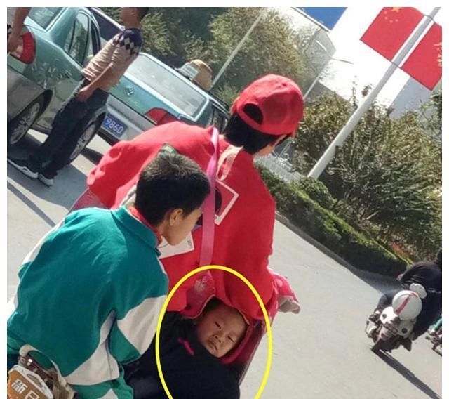  「调侃」装了“真人后视镜”的电瓶车火了，网友纷纷调侃：娃要受不少罪！