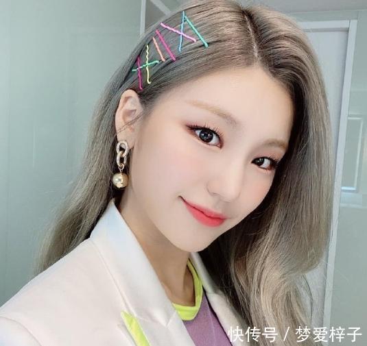  『小宝贝』Lisa妆容太精致了！棕色瞳孔更吸引眼球，微微一笑令人陶醉