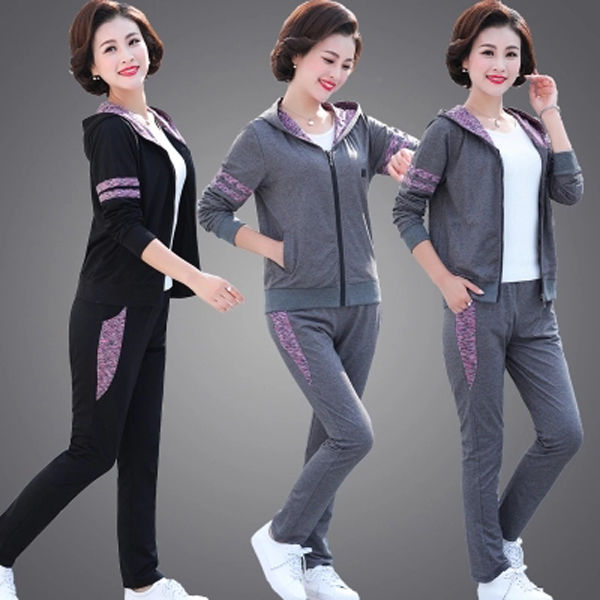 新流行一种时尚:卫衣+牛仔裤，瞧瞧这款，51岁妈妈穿减龄超美