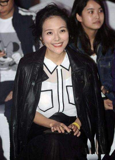 39岁杨乐乐与41岁李湘出席活动, 一个嫩的像少女, 一个真的像妈妈