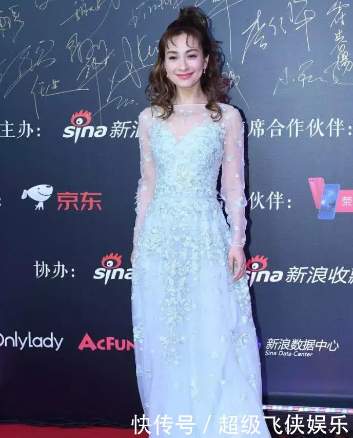 服了吴昕,大热天的穿2件T恤,难怪下身的裙子要开个口子散热!