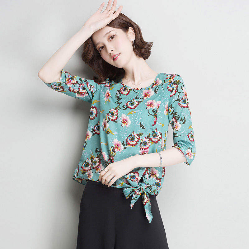 刚上市的新款小衫,一款比一款显嫩吸睛,随便穿都很美