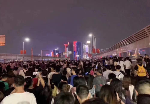 重庆这个地方太火了,直接封桥让游客拍照打卡,网友:暖心