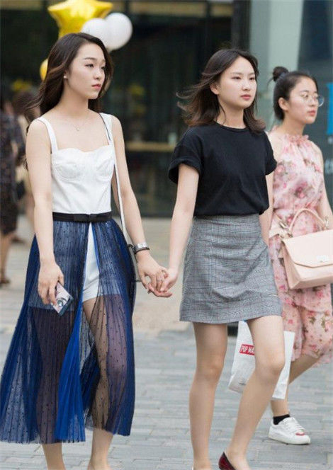 『遮不住』街拍:小姐姐颜值姣好,宽松的上衣,遮不住曼妙的身姿