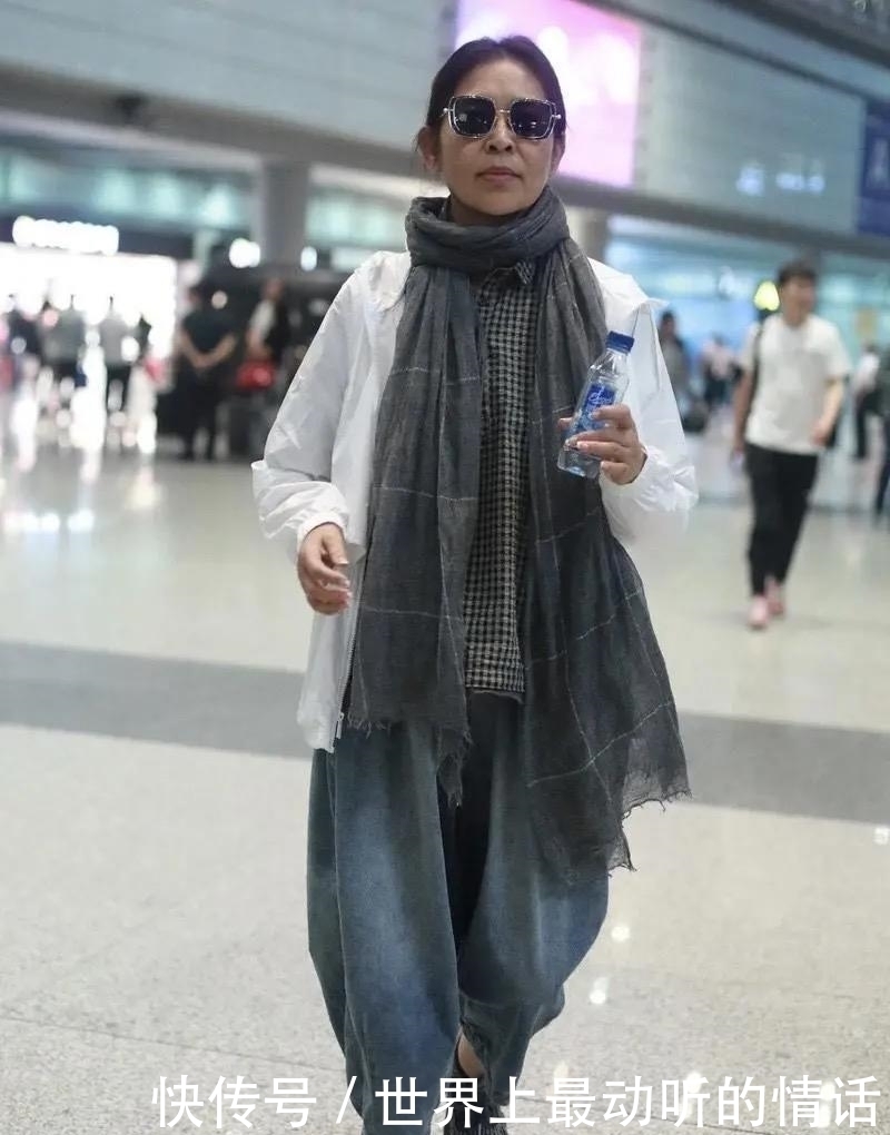 穿搭:60岁倪萍终于穿对了,穿白色运动外套配萝卜裤走机场,时尚又减龄