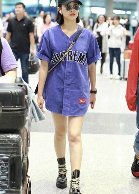 宋茜腿是有多粗？硬是把阔腿裤穿成紧身裤，网友：这绝不止90斤！