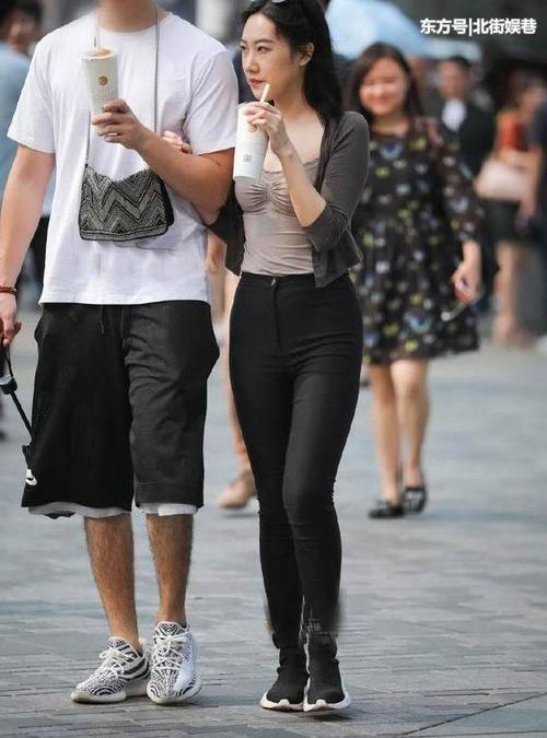 紧身打底裤：元气满满的美女，尽情绽放女神魅力，特别吸引人！