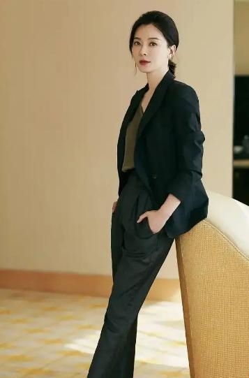  『搭配高腰』今夏越来越流行这3款裤子，比裙子更显气质，简单吸睛美的太有范