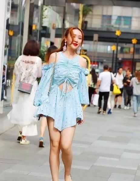  [迷人]街拍：月貌花容的小姐姐，一条粉色的连衣裙，时尚青春靓丽迷人