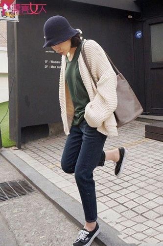 \"i4\": \"面部长痘怎么办?\"【尚】思密达美女街拍示范 针织开衫也能显端庄
