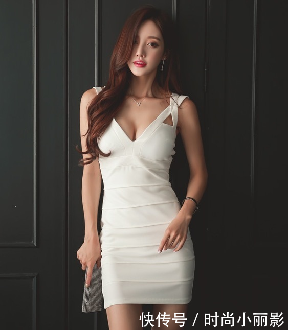 迷人曲线的紧身裙美女，美丽的身姿很是养眼！