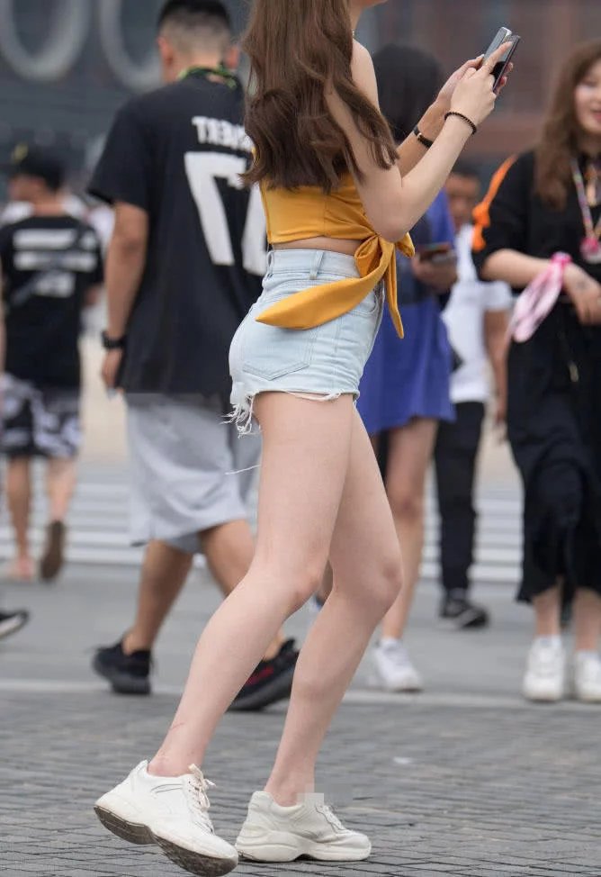 清纯小姐姐小热裤显出修长美腿,黄色抹胸包裹的傲人上围让人移不