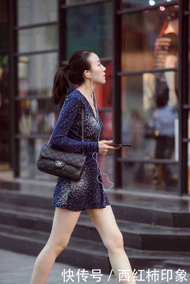 极品■街拍:身材火爆颜值高极品小姐姐被星探抓拍,旁边闺蜜的眼神亮了!