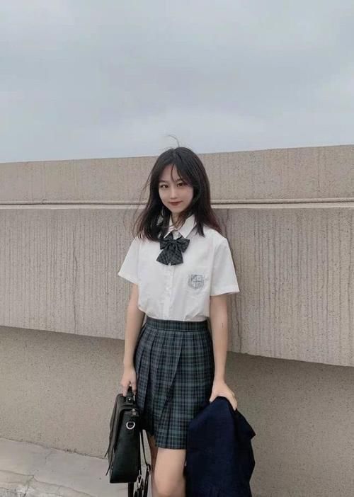  【显瘦】“打底裤”失宠了，今年春夏流行这款“初恋裙”，显瘦百搭还减龄
