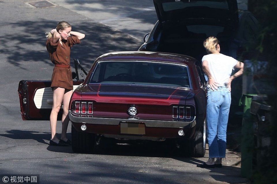 德普前妻艾梅柏希尔德下衣失踪秀美腿 偶遇好友热拥变“表情包”