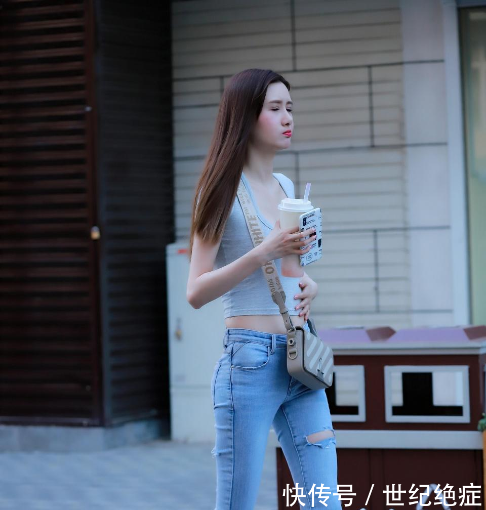 披肩发、牛仔裤的她身材婀娜、气质有型, 你喜欢欣赏吗