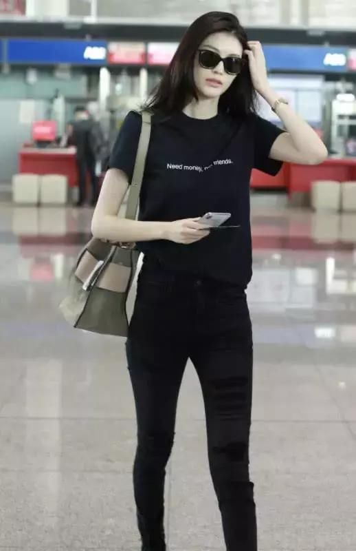 没想到何穗脚这么小!竟然连“圆规鞋”都可以穿下，不会挤脚吗