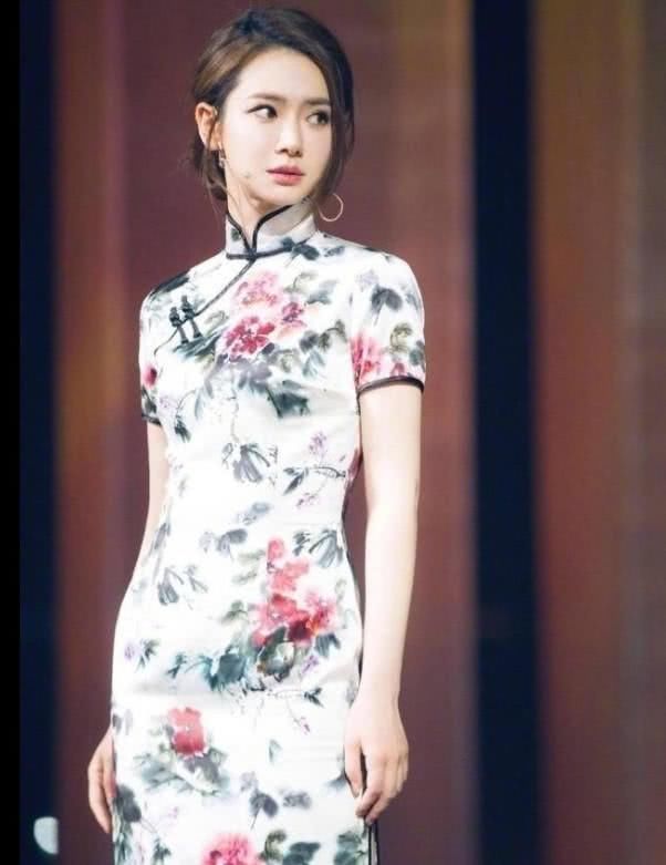 戚薇穿旗袍!一袭白底旗袍添上瑰丽红花，真是好不惊艳!