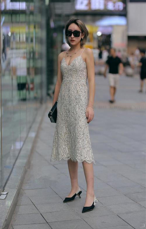 路人街拍，黑色的吊带非常的凸显身材，让小姐姐看上去格外的抢眼