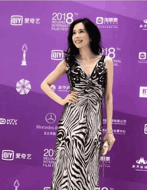 莫文蔚太大胆了，全身竟只有碎钻装饰，身材比例是真的好！