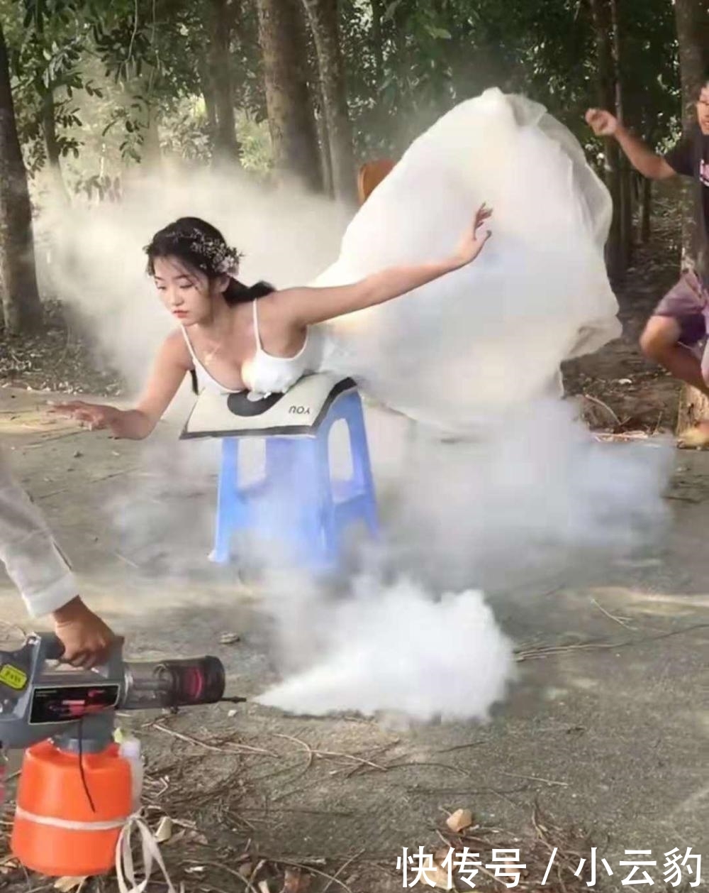 婚纱照:躺椅子上拍婚纱照, 新娘差点走光, 看成片才知道摄影师玩什么花样