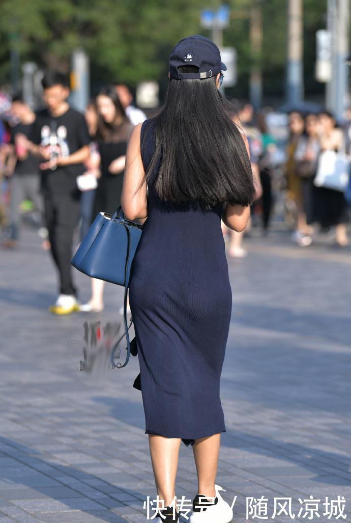 『女人』街拍:端庄秀丽裙子,展现出女人的曲线美!