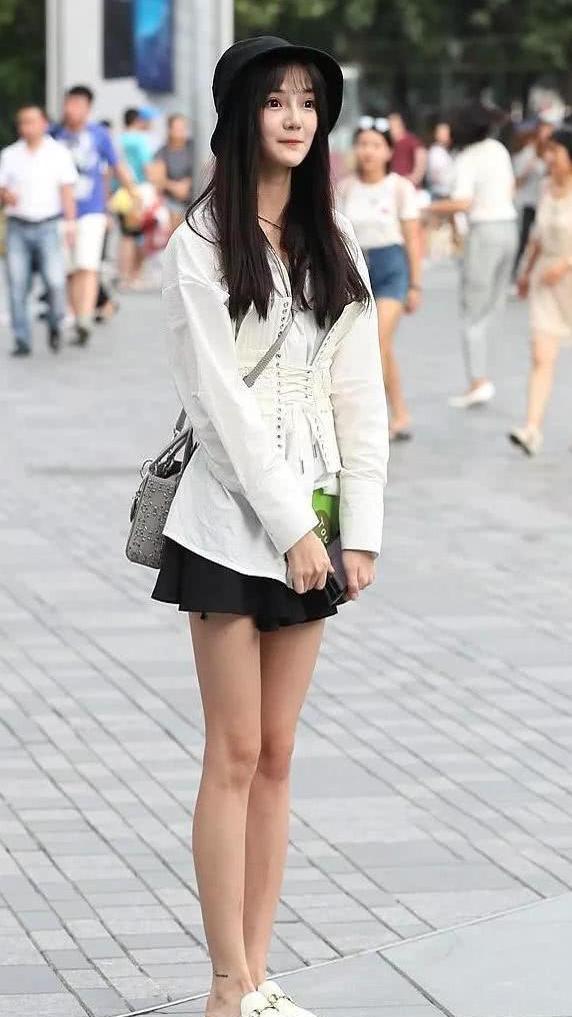 三里屯美女挑战展示大长腿极限 热裤要多短有多短