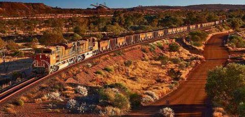  公里■世界最长火车，7公里长一眼望不到头，重10万吨需8个车头