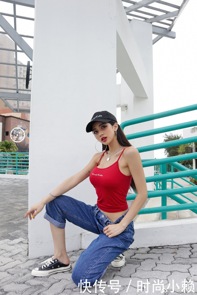 路人街拍，在锁骨上纹身的小姐姐