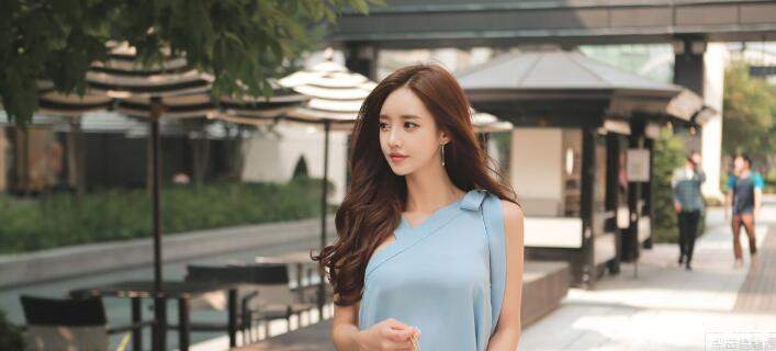 男子发现女子走光, 女子却一直理会, 网友直呼心真大