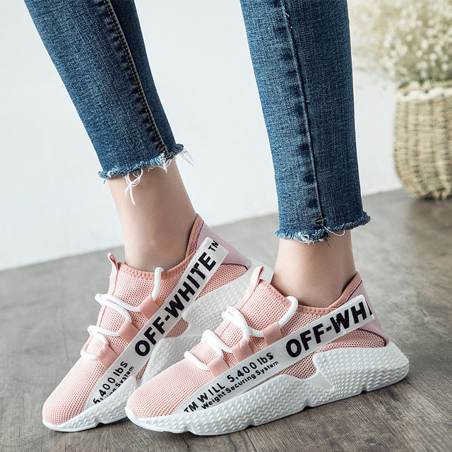 越来越多的女人出门不穿高跟鞋，瞧下图这样穿，回头率高到爆表