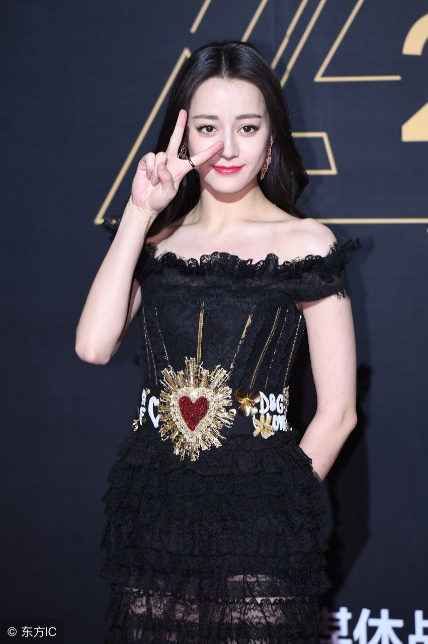 迪丽热巴走红毯，一袭缕空透明长裙性感又不失可爱，真是魅力十足