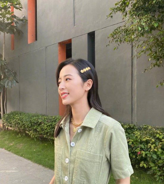  「时髦」牛油果色不会穿?看看这些街拍吧,照着穿就行,好看又时髦