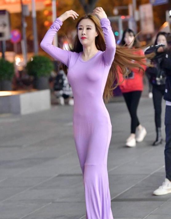  时尚：街拍：小姐姐一身潮流时尚的穿搭，女神范十足