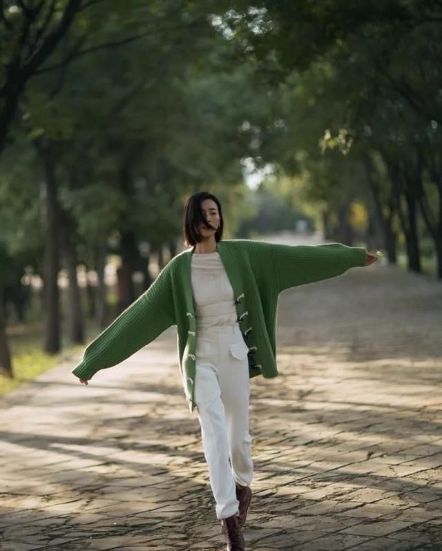  【过时】“卫衣”已经过时了，今年流行的是“奶奶衫”，刘雯穿上后美翻了