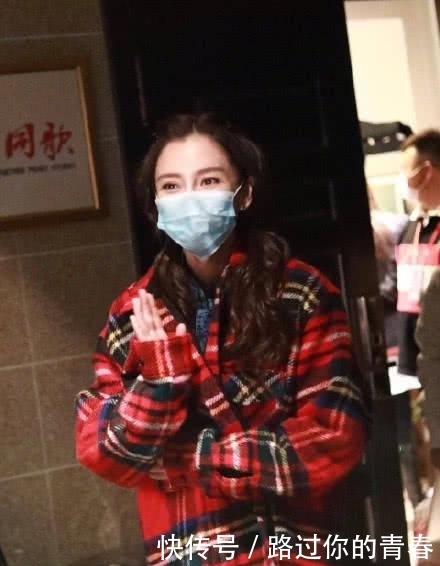 「权威」知情人曝baby不放弃演戏,特意请演艺界有权威老师来上课